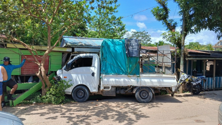 Camión se estrella contra vivienda después de chocar contra taxi en Bluefields