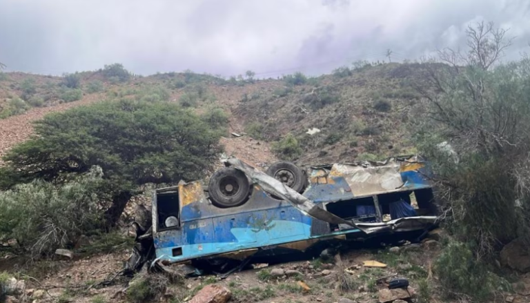 Al menos 31 muertos luego de que un bus cayera por un barranco en Bolivia