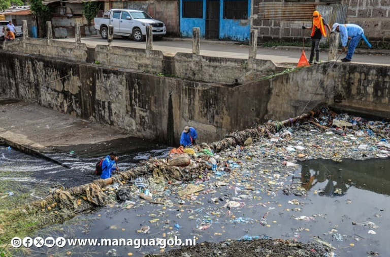 Alcaldía limpia y desarena el cauce 31 de Diciembre en Managua