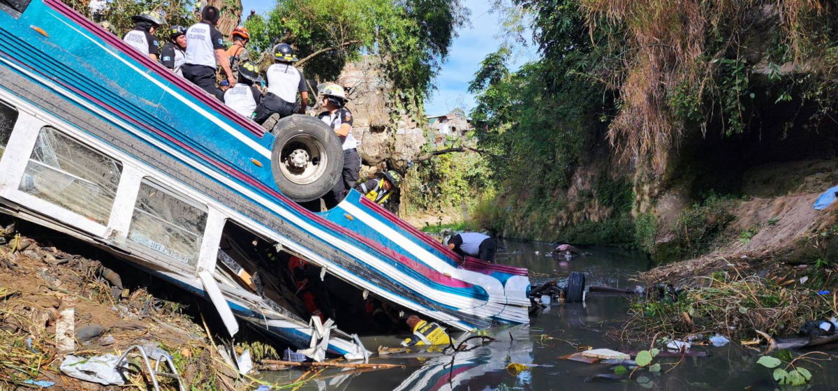 Un bus repleto de pasajeros cae a un barranco en la capital de Guatemala