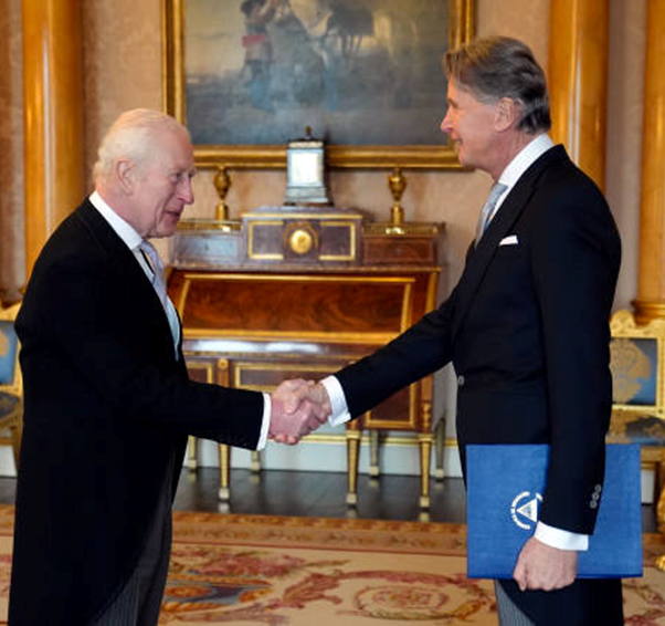 El Compañero Embajador Maurizio Carlo Gelli presenta Cartas Credenciales al Rey Carlos III en una audiencia privada en el Palacio de Buckingham en Londres