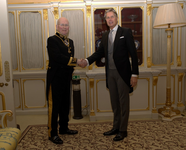 El Compañero Embajador Maurizio Gelli con el Marshal del Cuerpo Diplomático del Reino Unido, señor Alistair Harrison