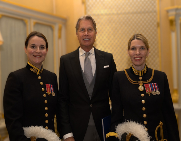 El Compañero Embajador Maurizio Gelli con la Vice-Marshal del Cuerpo Diplomático del Reino Unido, señora Victoria Busby a su derecha y la Asistente del Marshal del Cuerpo Diplomático, señora Eleanor Mackewn a su izquierda