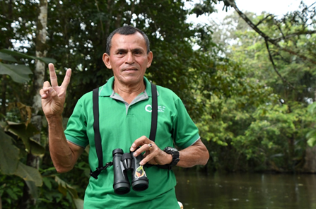 Henry Murillo Barrios, miembro del Comité de Manejo Colaborativo del Refugio realizando monitoreo de fauna