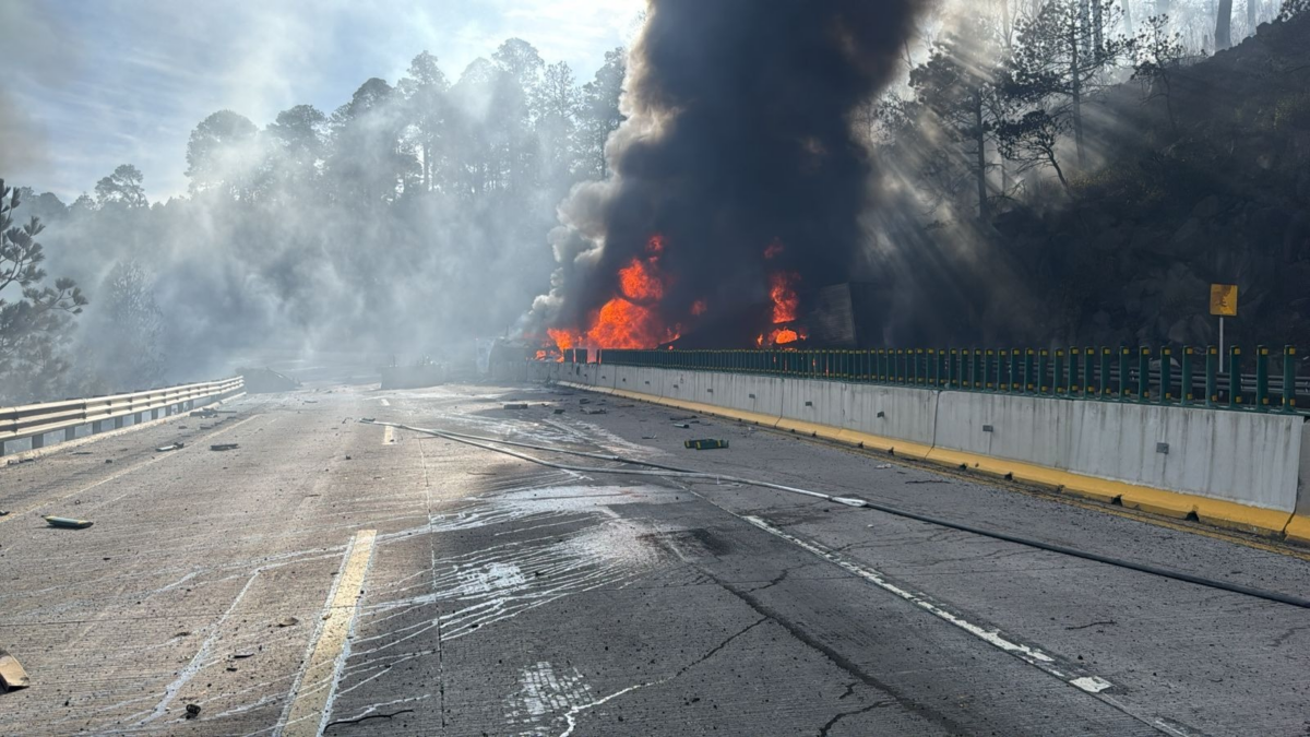 Incendio de pipa de gas en la México-Puebla