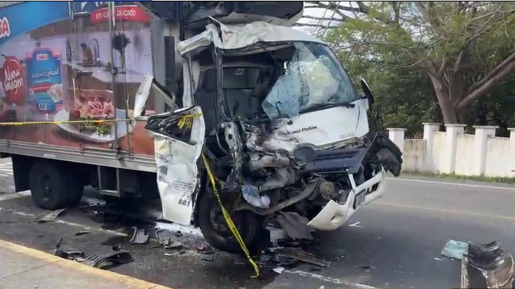 Ayudante de camión fallece por colisión contra parte trasera de autobús en carretera chontaleña