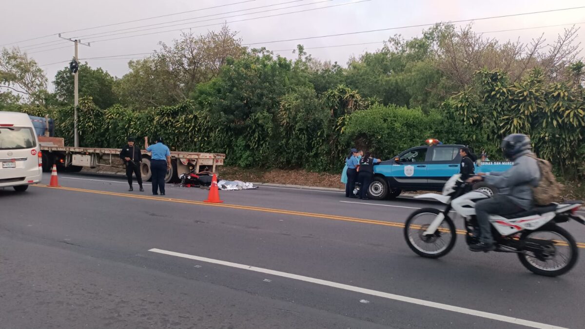 Tragedia vial: Agente policial muere al estrellarse en moto