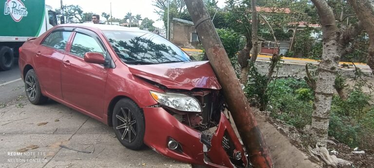 Conductor desbarata carro al estrellarse contra un poste del tendido eléctrico en Diriamba