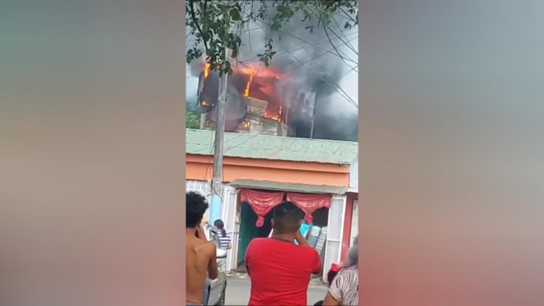 Incendio destruye bienes en segundo piso de vivienda en Batahola Sur, Managua