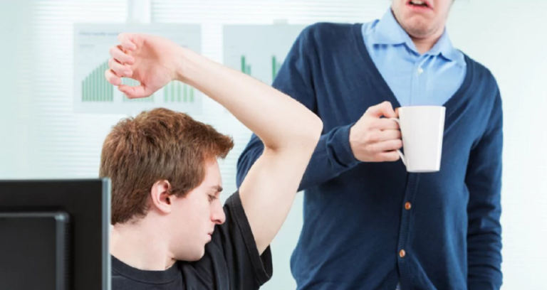 ¿Nadie te quiere cerca?… podría ser el mal olor de tus axilas
