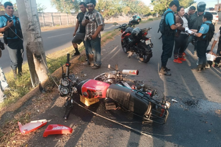 Motociclista se malmata al estrellarse contra poste cerca de la Rotonda El Periodista