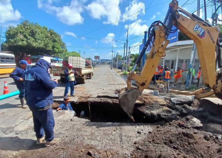 ENACAL concluye reparación de tubo roto en Colonia Centroamérica