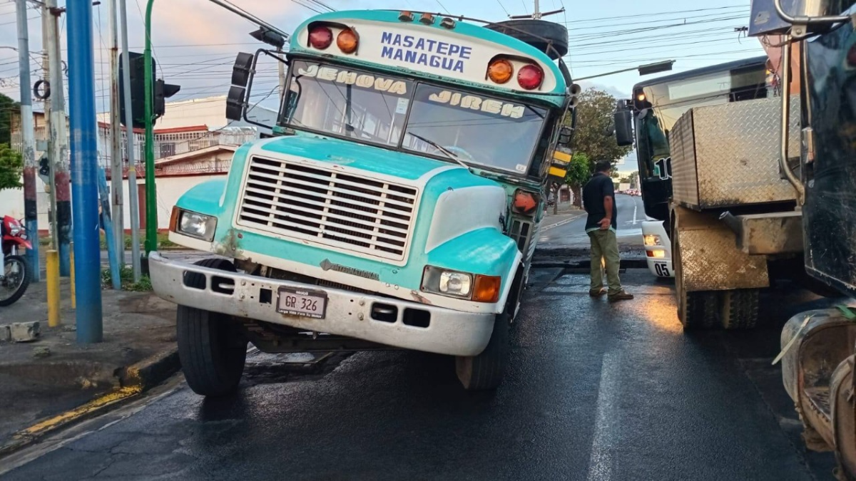 ENACAL se encuentra reparando la avería y recomienda a los conductores a manejar con precaución