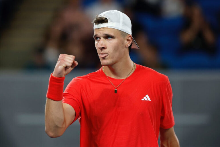 Tenista Jakub Mensik de 19 años vence a Novak Djokovic en la final de Miami