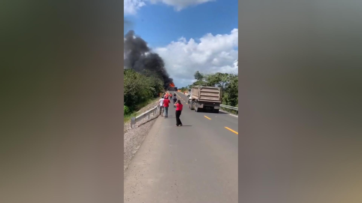 Camión Volvo se quema en carretera de El Rama