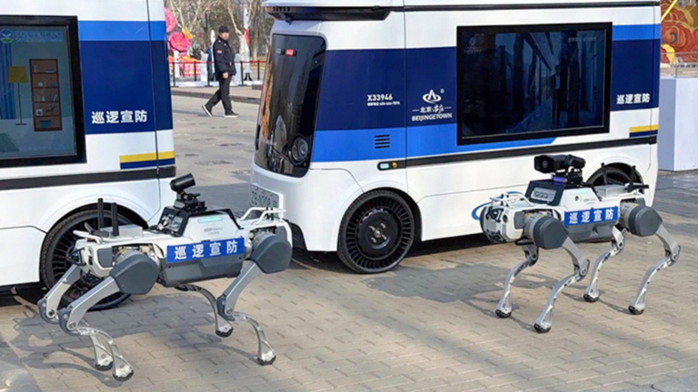 Policía china presenta su nueva ‘mascota’ metálica para patrullar las calles (VIDEO)