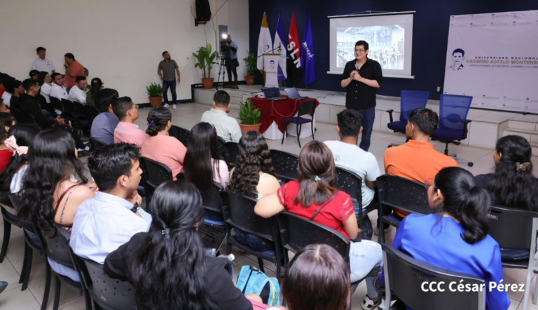 Medios sandinistas y estudiantes debaten sobre la inteligencia artificial