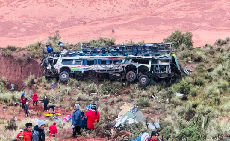 Al menos 25 muertos en un nuevo accidente de carretera en Bolivia