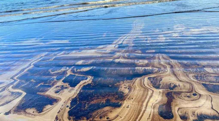 Derrame de petróleo en Ecuador convierte ríos de Esmeraldas en un verdadero mar negro