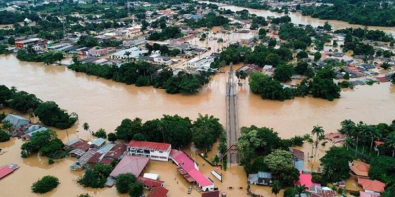 Bolivia bajo agua con 52 muertos y medio millón de familias atrapadas