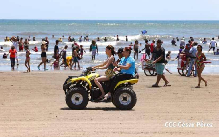 Familias disfrutan del sol, mar y arena con chapuzón en las aguas de Pochomil