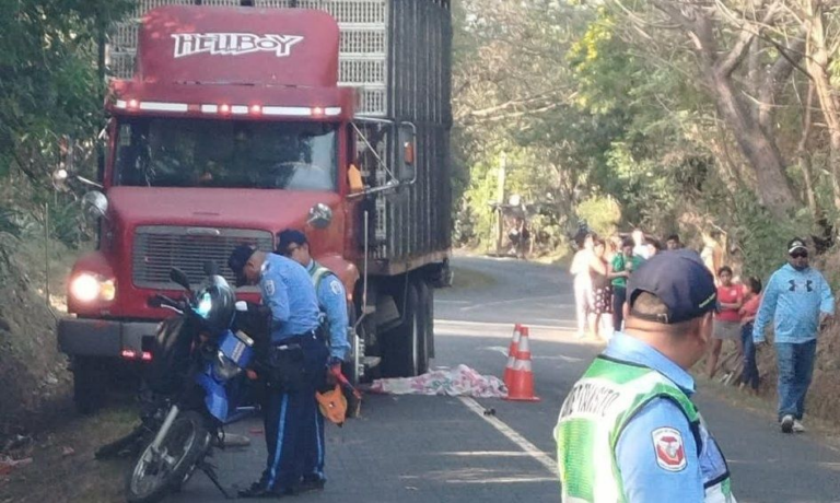 Muchacha perece al caerse de moto y ser arrollada por camión, en Masaya