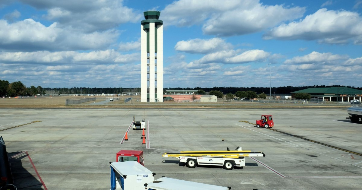 Un pasajero, Delange Augustin, de 31 años, enfrenta cargos federales tras presuntamente atacar a una azafata y tragarse un rosario en un vuelo de American Airlines de Savannah a Miami.