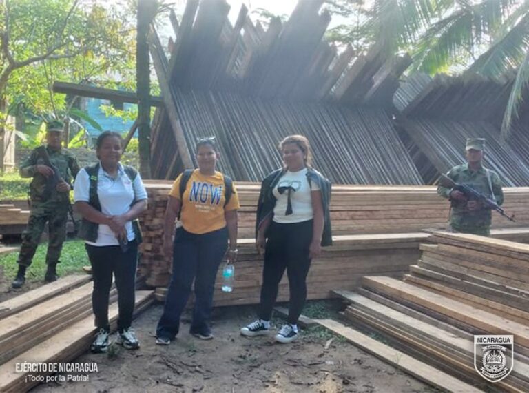 Ejército de Nicaragua retiene a cuatro personas con más de 19 mil pies tablar de madera en Waspam