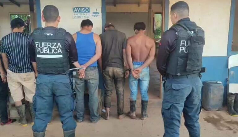 Arrestan a 21 pinoleros que realizaban trabajos de minería ilegal en Costa Rica