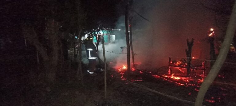 Incendio convierte en escombros humilde vivienda en Chinandega