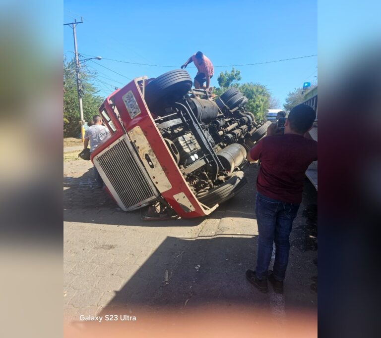 Mastodonte cargado de papel se vuelca en Rivas