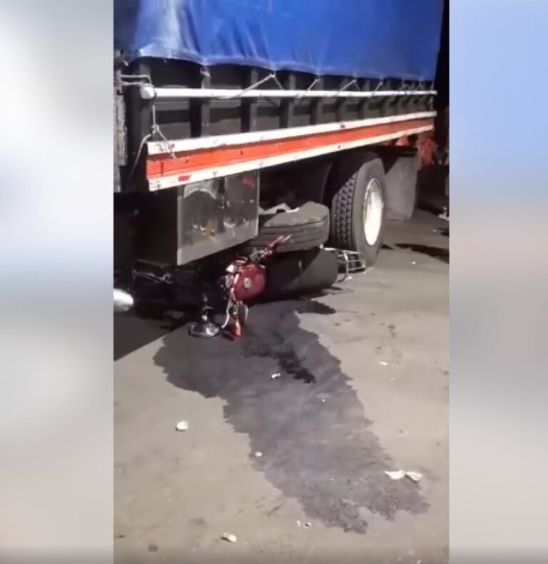 Motociclista podría perder brazo tras quedar bajo camión en el Mercado Oriental