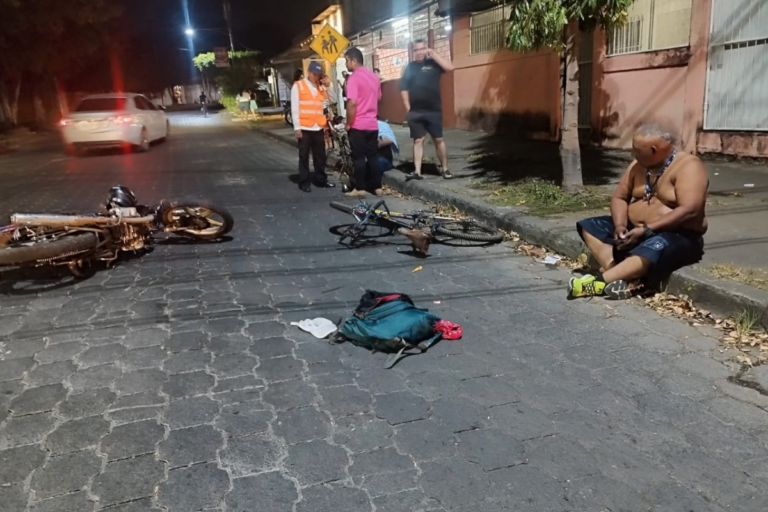 Motociclista y ciclista resultan con lesiones al chocar en la Colonia 10 de Junio