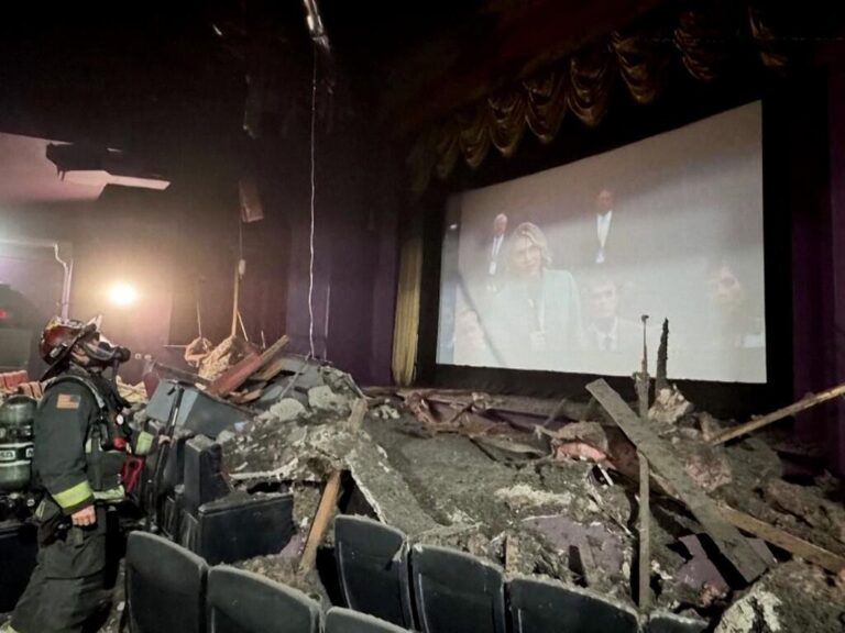 Se derrumba el techo en sala de cine en Estados Unidos