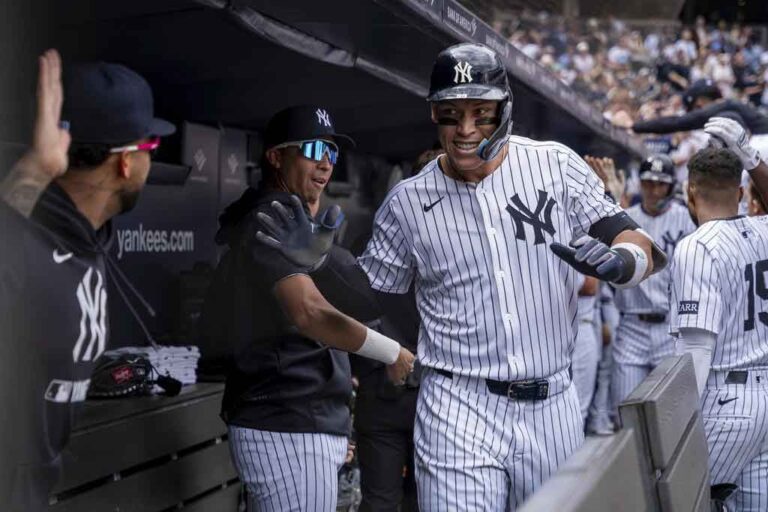 Los Yankees mantienen su invicto con ofensiva histórica