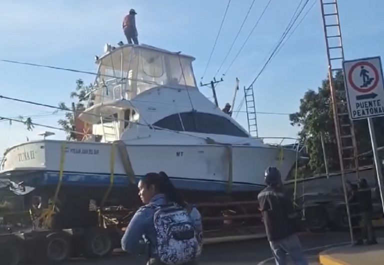 Lujoso yate detiene el tráfico en su traslado por Carretera Nueva a León