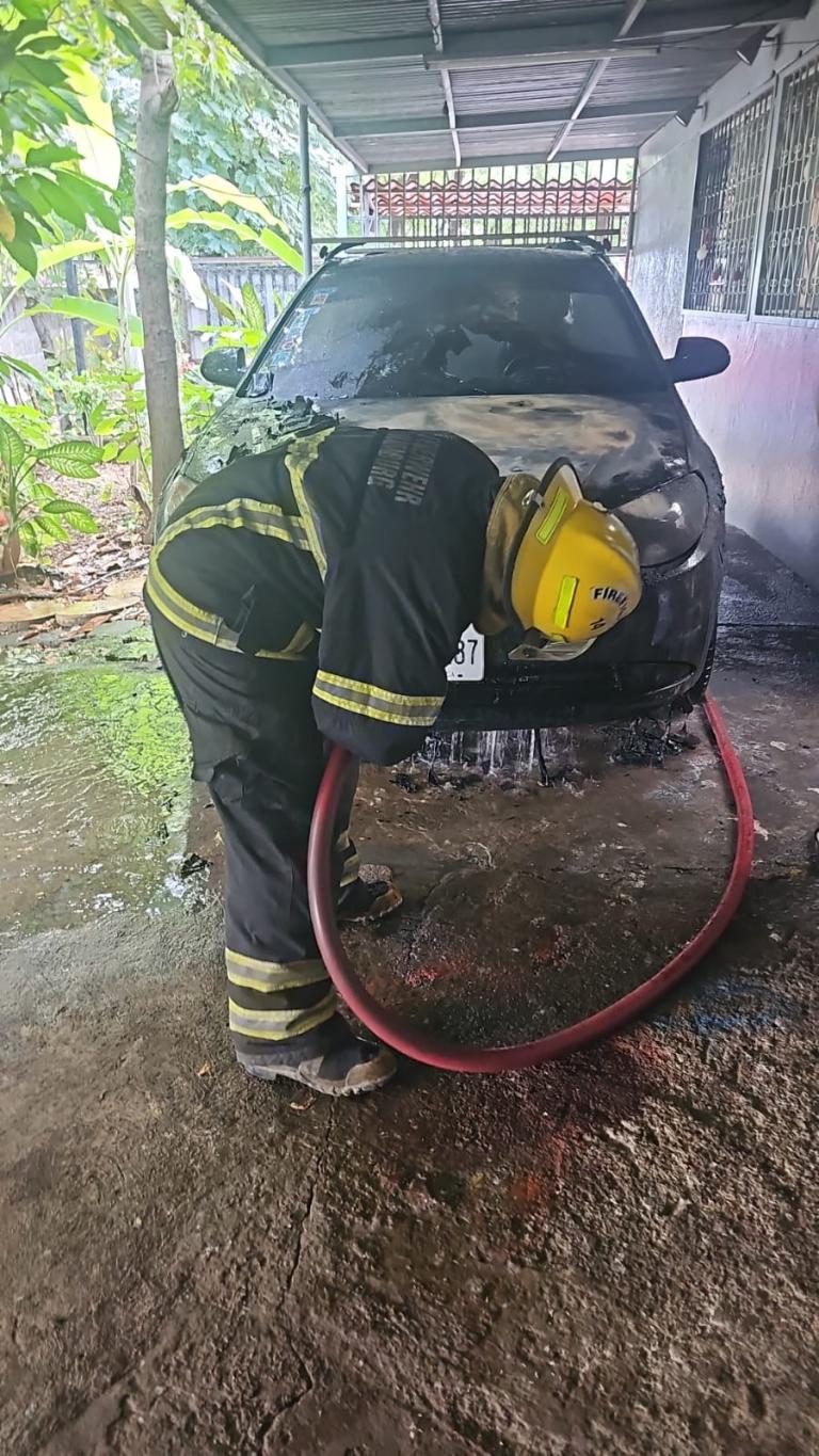Bomberos Unidos controlan incendio vehicular en Residencial Casa Real