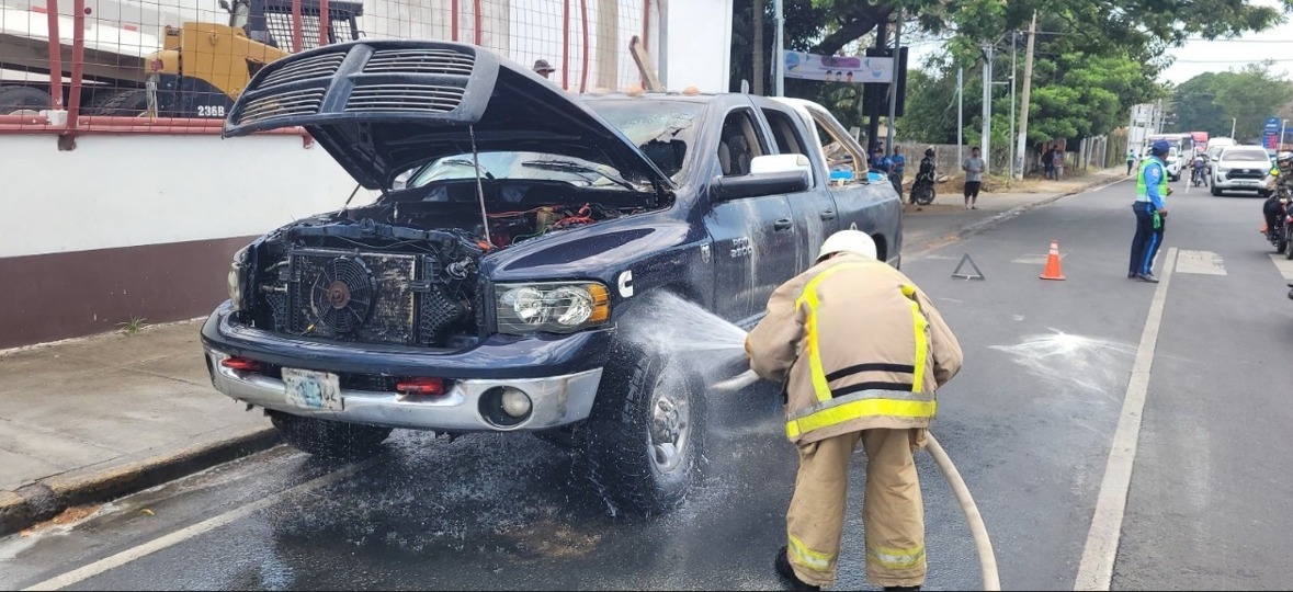 Incendio de camioneta Dodge Ram en Managua