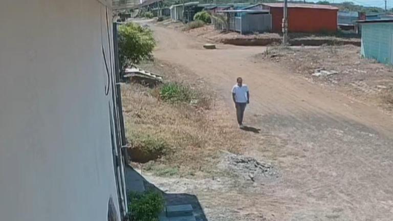Buscan a sujeto que se hartó, defecó y robó en casa de Villa Jerusalén