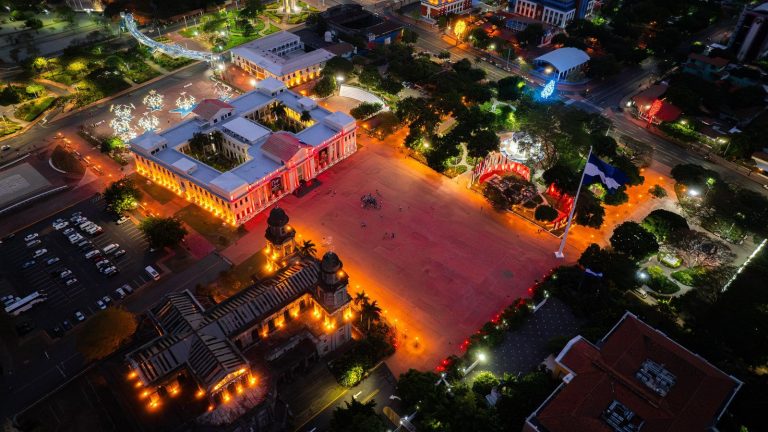 La Plaza de la Revolución se viste de Rojo, Celebrando el 80 Aniversario de la Victoria sobre el Fascismo