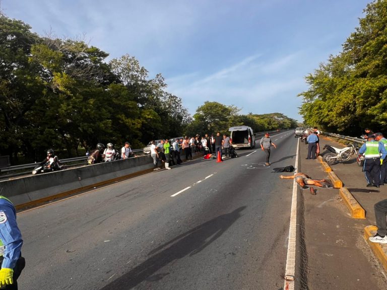Motociclista muere tras arrollar fatalmente a peatón cerca de la Garita, en Carretera Norte, Managua