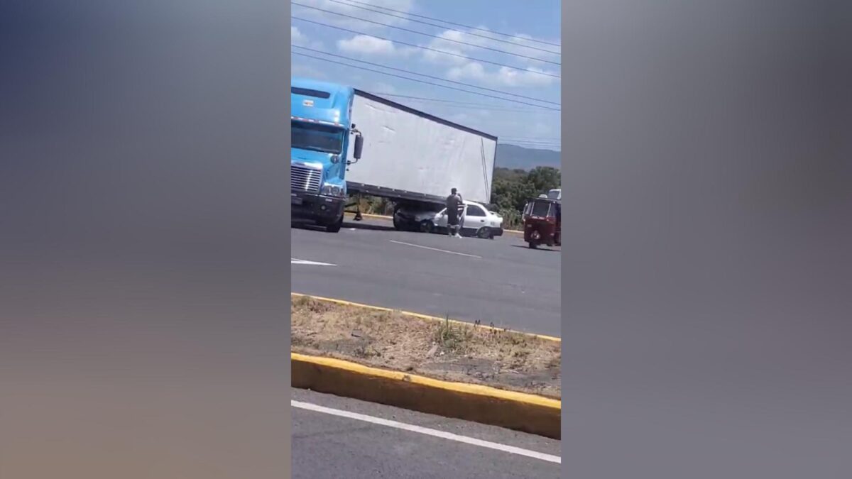 Accidente en Ciudad Sandino: taxi aplastado por furgón