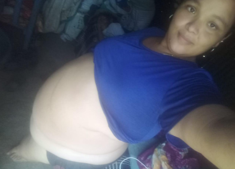 Joven embarazada de su quinto hijo se inscribe en concurso Madre Panza de Tu Nueva Radio Ya