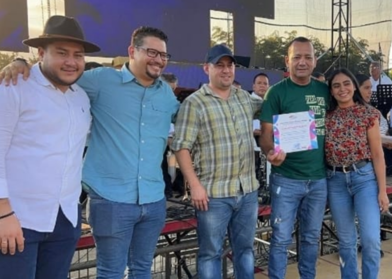 Colonia 1° de Mayo celebra 53 años y entregan reconocimiento a Latin William de Tu Nueva Radio Ya