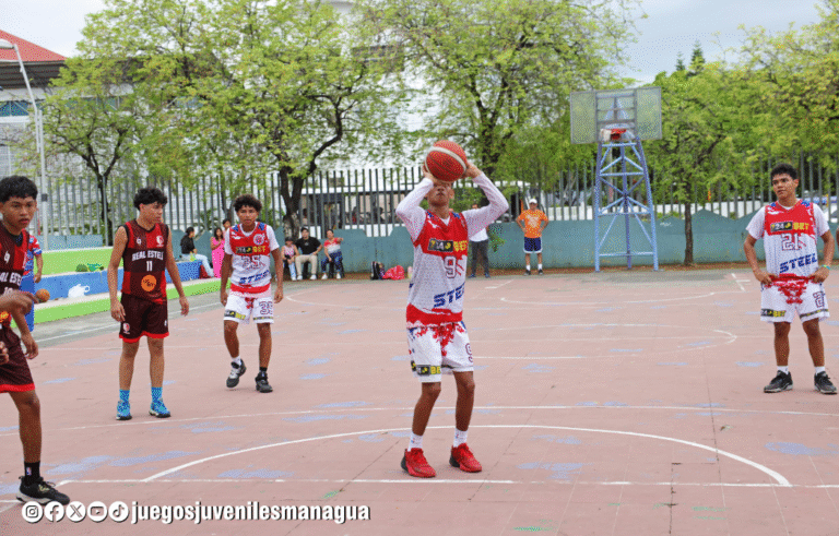 Inicia torneo de baloncesto en el parque Luis Alfonso Velázquez