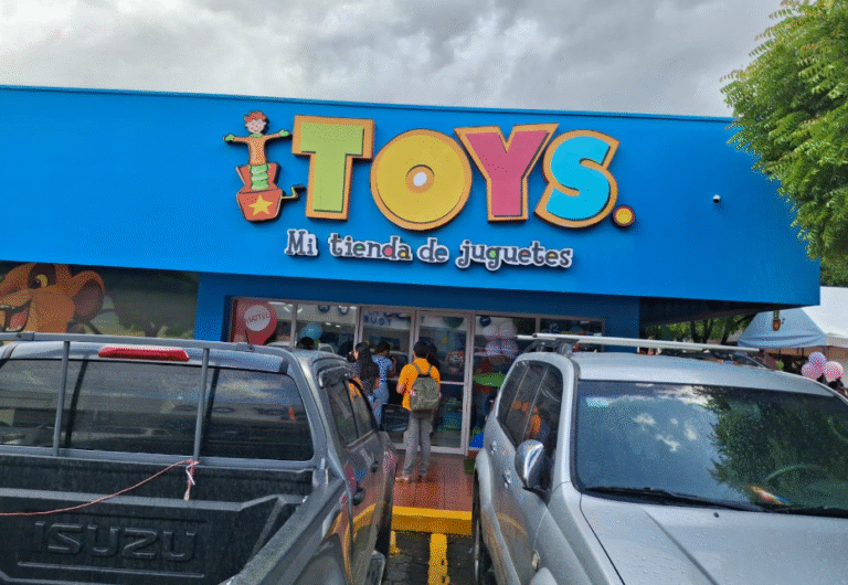 Toys celebra 25 años en el mercado ofreciendo juguetes interactivos e instructivos para los mimados del hogar