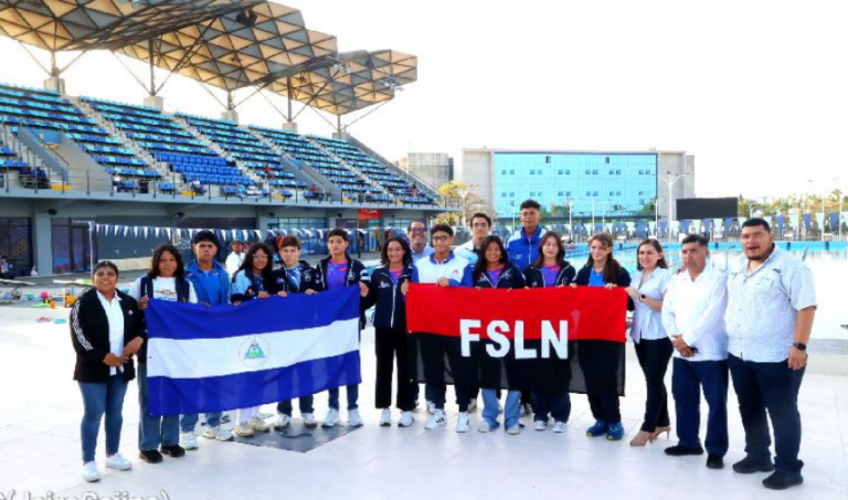 Abanderan a seleccionados de natación que participarán en campeonatos en Colombia y El Salvador