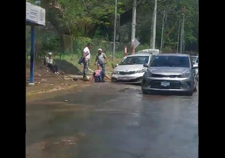 Socavón en la Rotonda Universitaria provoca accidente vehicular en Managua