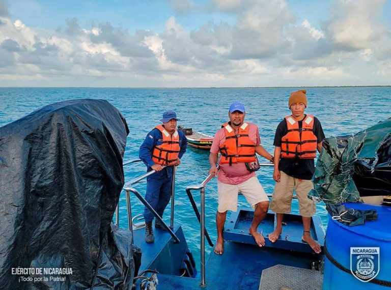 Dos personas son rescatadas por la Fuerza Naval luego de naufragar en el Caribe
