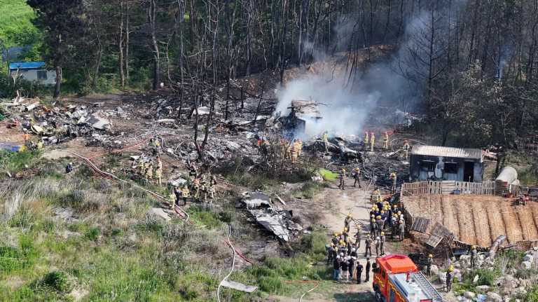 4 personas mueren al estrellarse avión militar sucoreano en Pohang